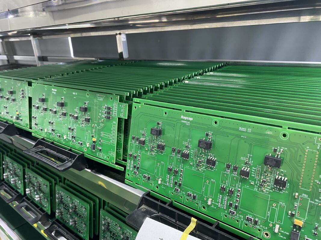 मिन होल डायमीटर 01mm कम्युनिकेशन पीसीबी असेंबली 6 लेयर्स हाई Tg170 और हाई Tg180 कम्युनिकेशन डिवाइस के लिए अनुकूलित