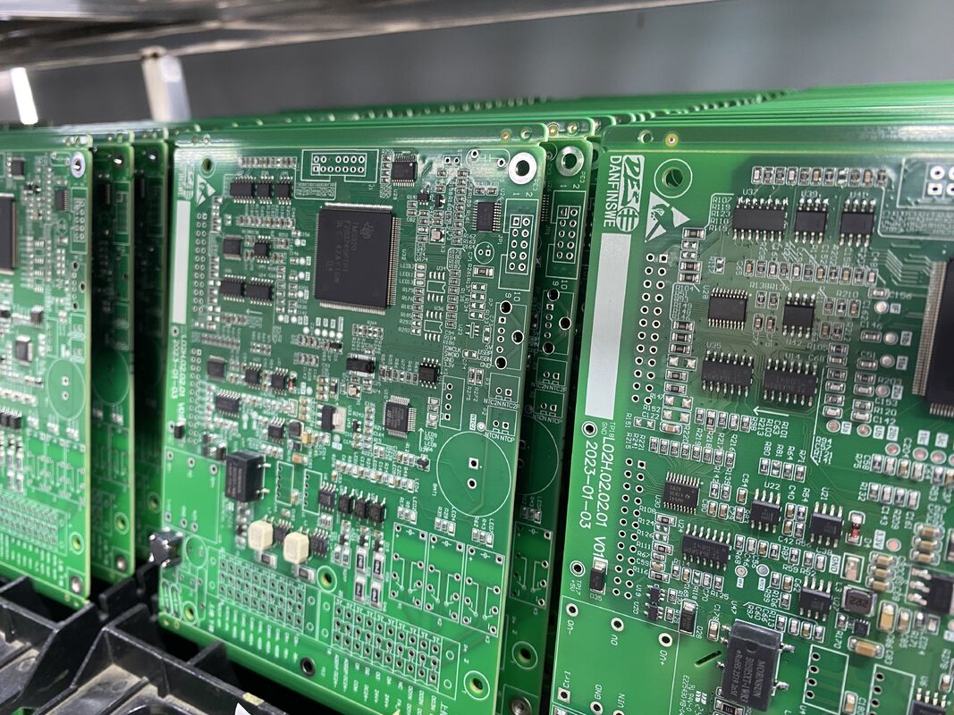 मिन होल डायमीटर 01mm कम्युनिकेशन पीसीबी असेंबली 6 लेयर्स हाई Tg170 और हाई Tg180 कम्युनिकेशन डिवाइस के लिए अनुकूलित